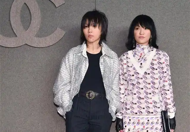 窦靖童周迅一起拍照网友一个发型师做的头发