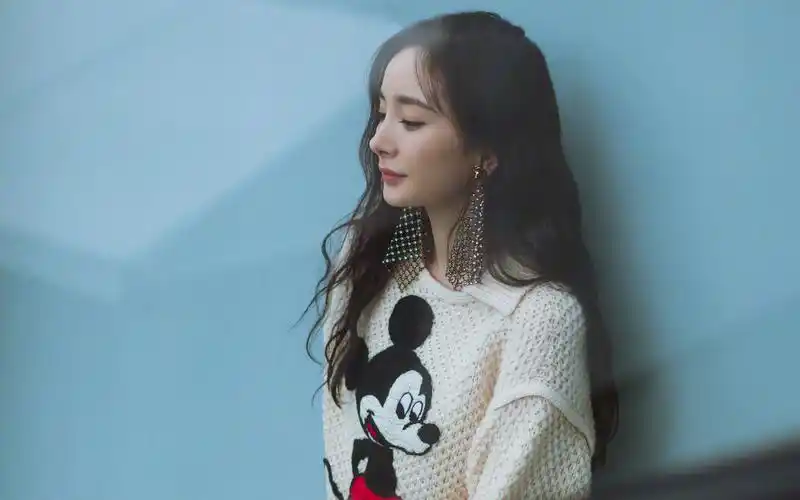 杨幂时尚性感高清桌面壁纸