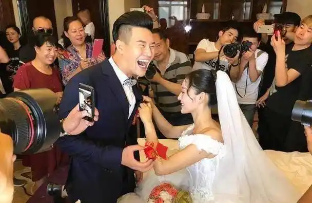 "嘎子"谢孟伟升级当爸,模仿鹿晗发通告,网友:结婚俩月喜当爹_婚礼