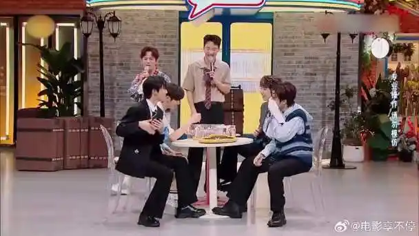 马嘉祺刚说完用大杯,不料一杯水直接泼自己脸上,绝了_新浪新闻