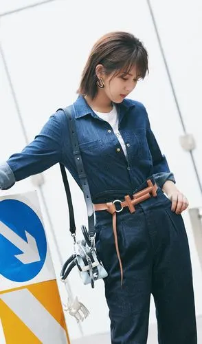 杨紫拍摄一组时尚美图,一身牛仔风穿搭清新简约
