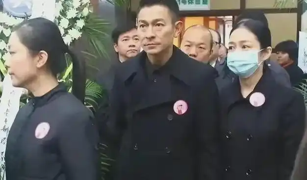 刘德华的父亲11月20日离世老人家有膀胱癌刘德华回家奔丧