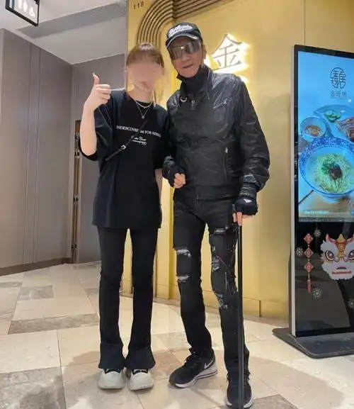 87岁谢贤被偶遇,近状曝光精神抖擞,与路人小宝宝互动超有爱