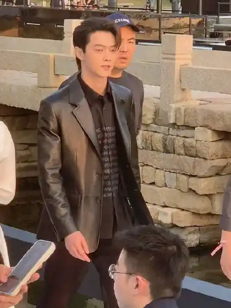 yoka城中热事##yoka在现场##许凯的衬衫偷偷想开了##许凯皮衣背