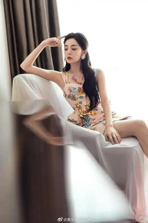 古力娜扎最新写真释出好俏皮 身穿可爱短裙变身糖果系女孩__财经头条