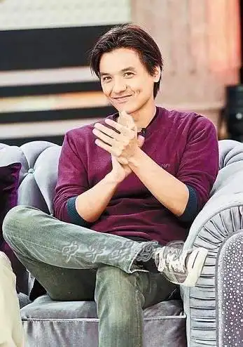 冯德伦暗夜行者造型花白胡子抢镜戏内演技戏外感情受关注