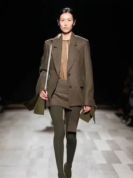 刘雯#惊喜亮相ferragamo 24秋冬米兰大秀,时隔12年重返菲拉格慕秀 ..