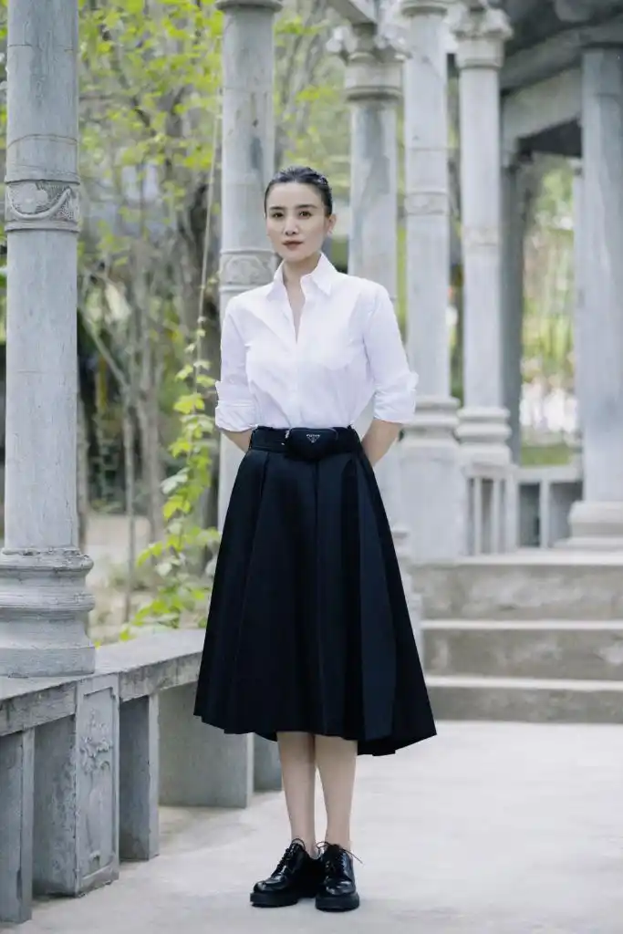 宋佳发布夏末初秋写真 白衬衫配黑色伞裙造型简约
