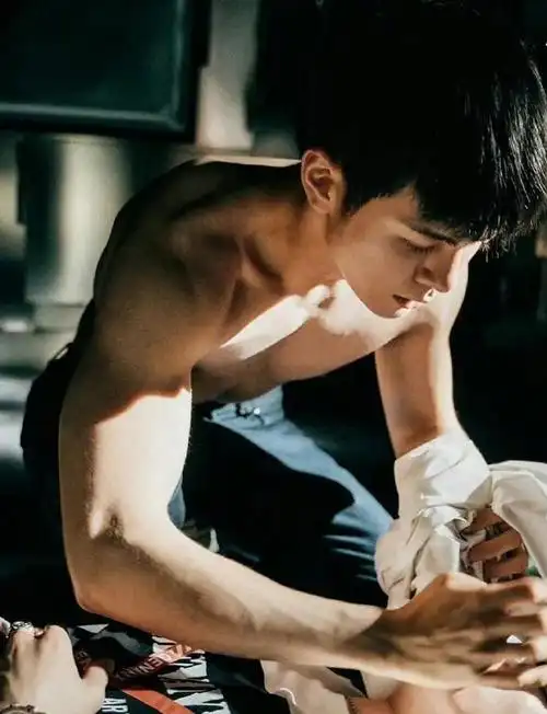 而且感觉曾舜晞这几年越来越保守,咋回事,腹肌都成为可望不可即的了嘛