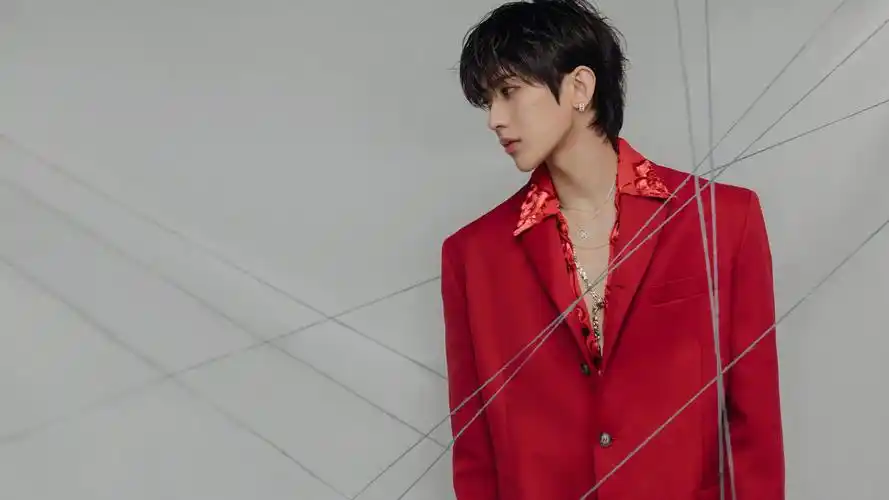 蔡徐坤冷峻邪魅红色西装帅气写真