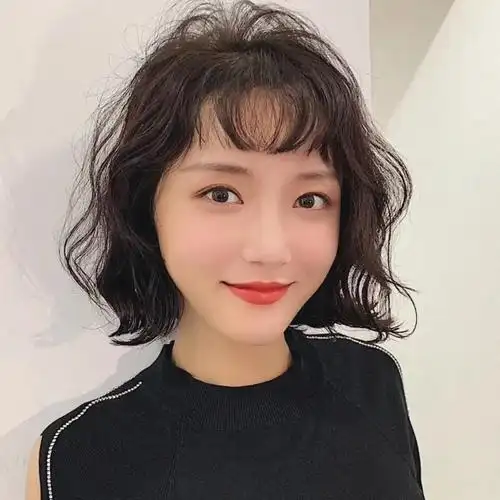 慵懒风纹理烫发型,又被称为微卷睡不醒,意思就是有点像没有打理的效果