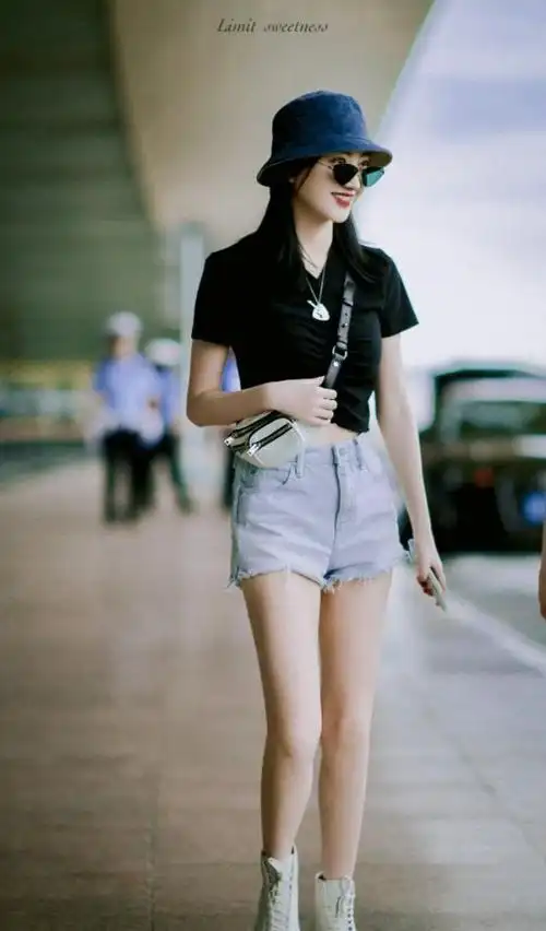 景甜一身黑色超短上衣搭浅蓝色牛仔短裤现身机场,青春活力有范