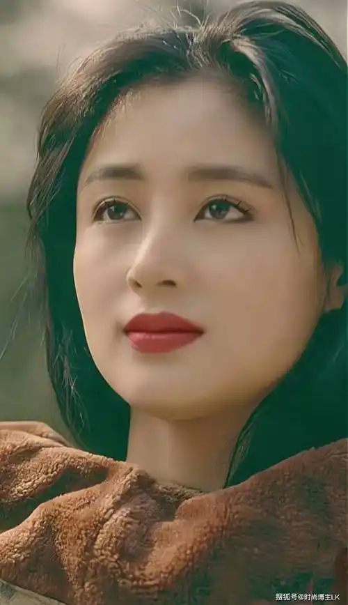 她曾是"大陆第一美人",看年轻旧照就知道她巅峰时到底有多美了_陈红