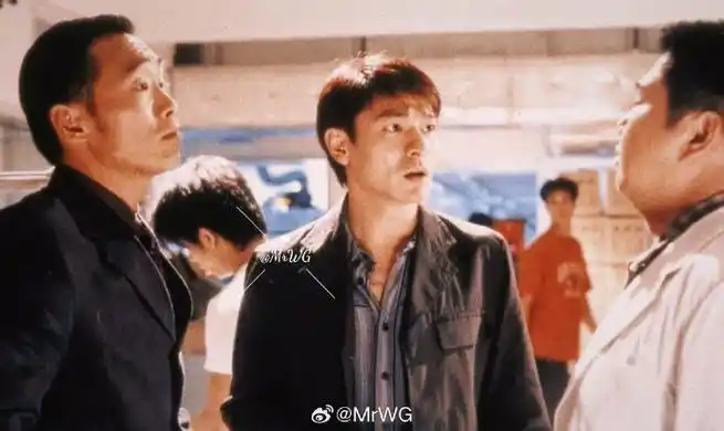 刘德华领衔,王晶导演【龙在江湖】,至今hk首映26周年,染了金发,绘上鹰