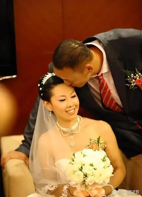 2米36孙明明近照,娶矮49公分的女神老婆,如今靠演艺和商演为生