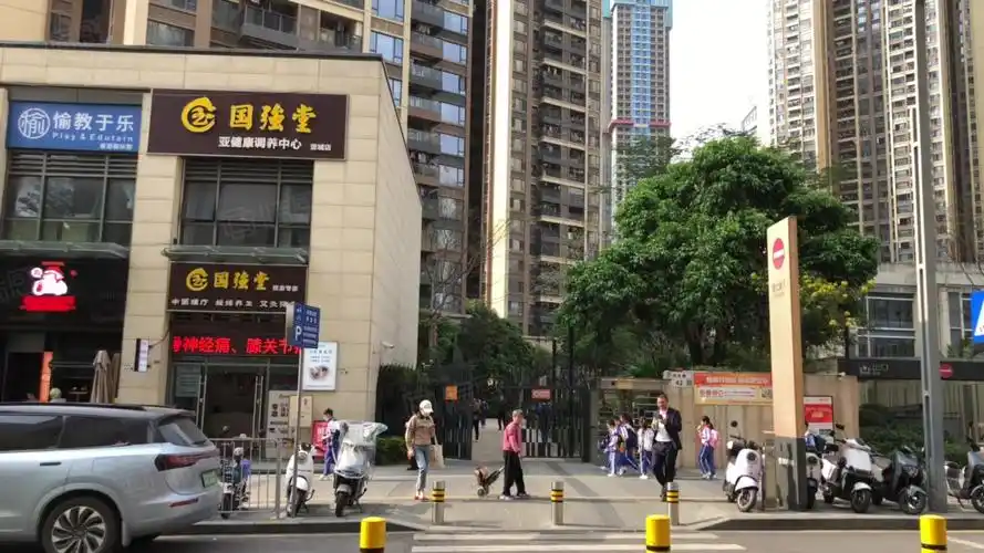 【13图】壹城中心小区门口,11米层高临街旺铺,一至三楼已做三层使用