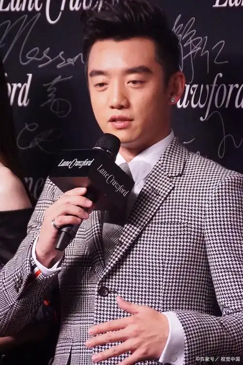 节目的固定主持由邓超,angelababy(杨颖),李晨,陈赫,郑恺