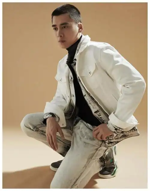 李易峰时尚封面遭热议,平头搭配西装杀!网友:大佬的既视感