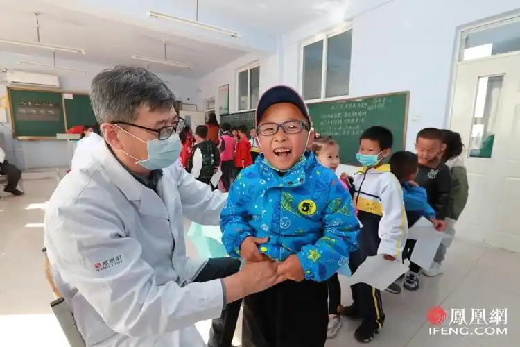 志愿者为孩子进行外科检查