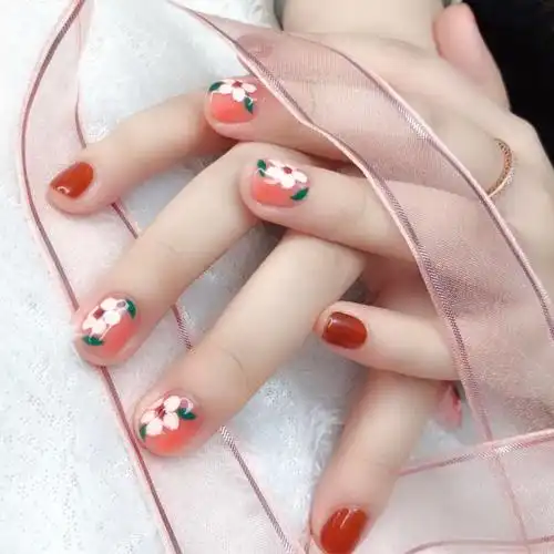 简约短指甲花朵秋天的季节来点小花花美甲图片