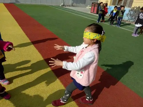 户外游戏,快乐你我他 阳光明媚,带着孩子到户外呼吸新鲜空气,锻炼身体