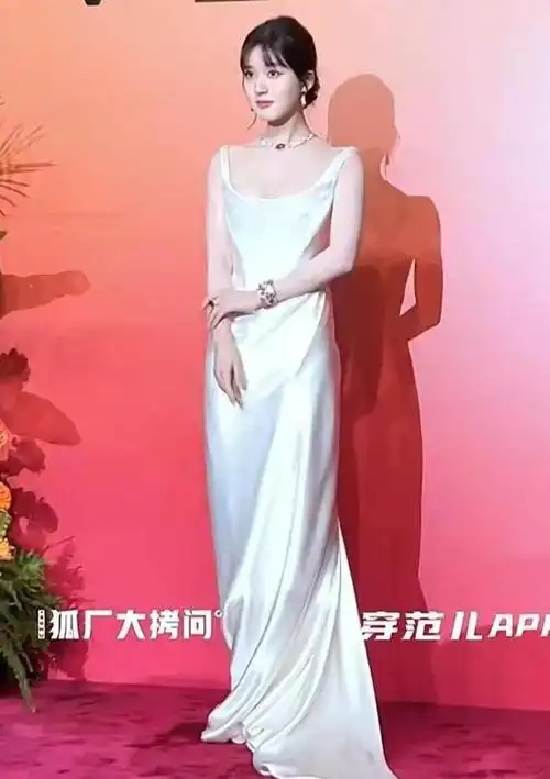 惨遭肩带断裂裙下走光的8位女星走红毯爆出走光尴尬瞬间