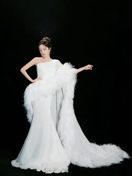 杨幂超话今晚#尖叫之夜红毯#红毯造型,一袭tamara ralph白色高定礼服