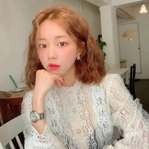 今年这种满头卷烫发太火了