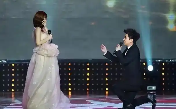 离婚后,李小璐将重点放在自己和女儿身上,热爱舞蹈和运动