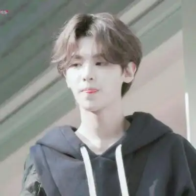 自截黄明昊头像