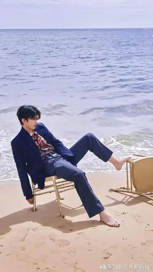 蔡徐坤海边照片曝光,实在是太帅了