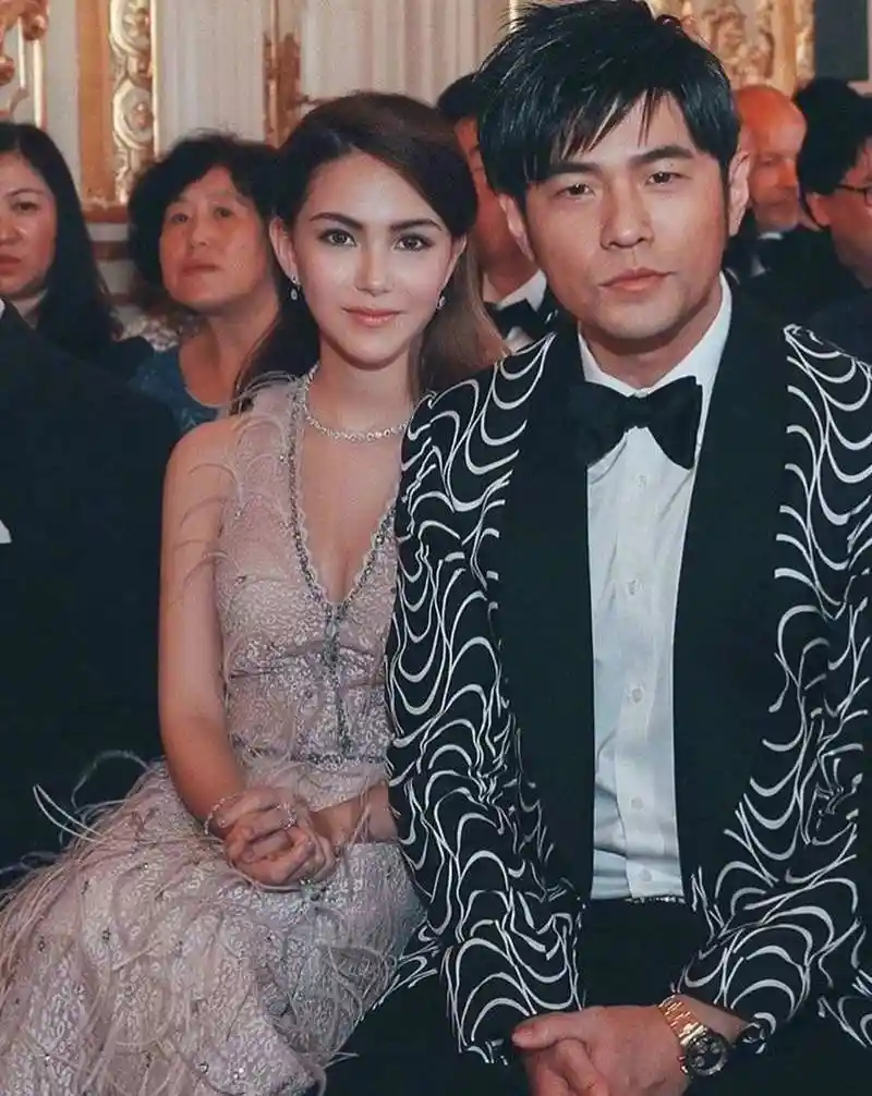 刘畊宏晒与周杰伦和昆凌合照,说周杰伦瘦了,帅哥美女同框超养眼