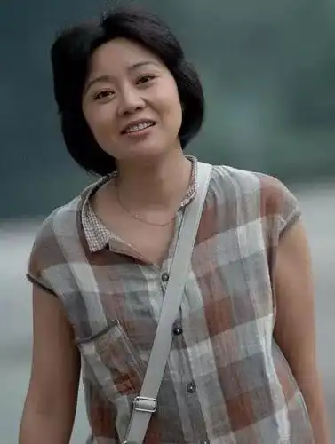 闫妮:四十岁就进坟墓的灵魂,撑不起我燃烧跌宕的一生.