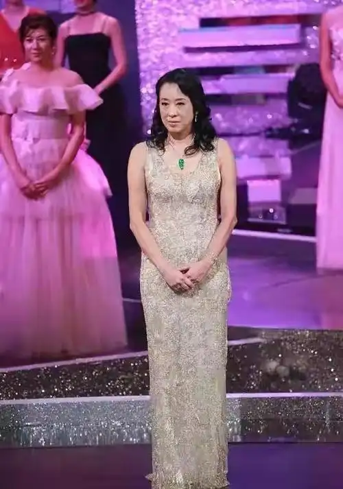 朱玲玲跟好友聚会秃眉脸颊凹陷也不修图接受衰老真实不装