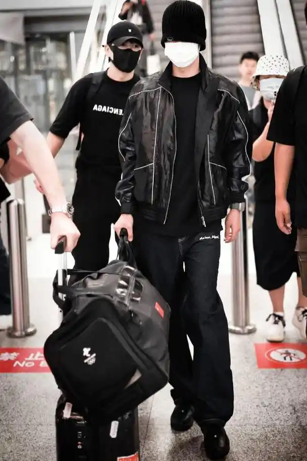 王一博出发巴黎一身黑色系潮酷穿搭低调现身机场