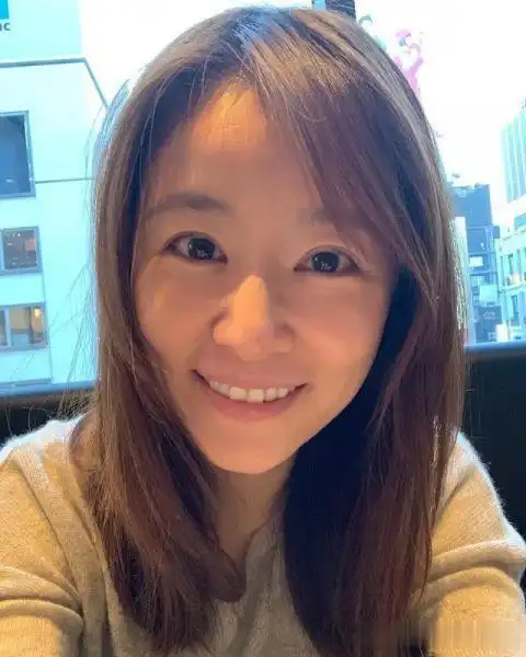 林心如晒素颜照晚上连吃三碗泡面被舒淇调侃