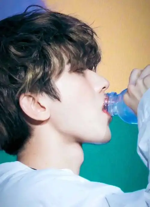 有种男人味叫蔡徐坤的喉结喝水时就能看到网友硬汉