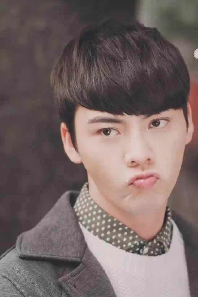 男明星谁嘟嘴最好看,易烊千玺可爱,鹿晗委屈,蔡徐坤呆萌