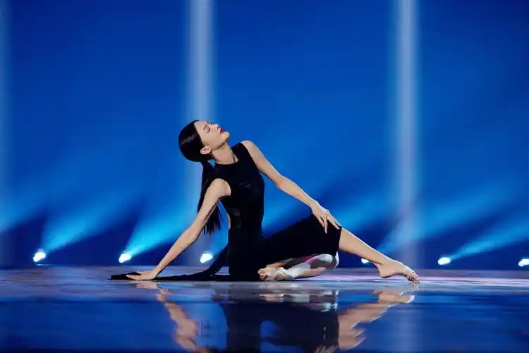 金晨光脚跳《易燃易爆炸》,舞台上霸气秀一字马|易燃易爆炸|金晨|舞蹈