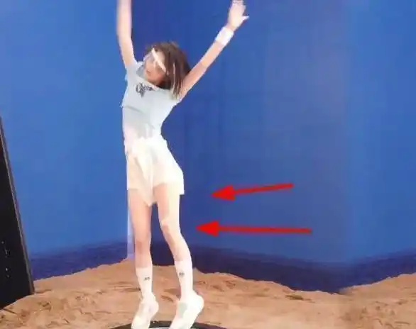 原创张雪迎现身片场运动鞋暴露真实身高这下没人说她柯基腿了