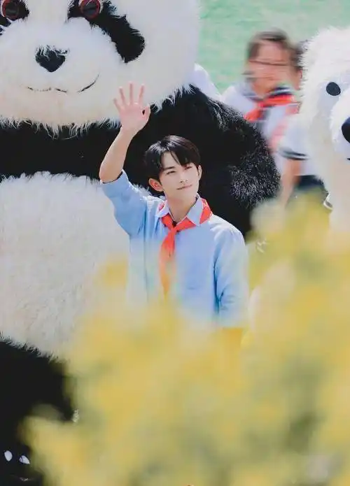 易烊千玺戴红领巾参与心连心活动,唱歌甜笑,仰头一瞬间太美好了