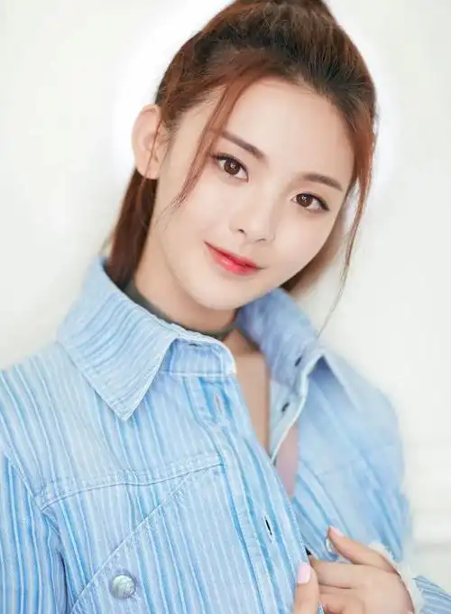 杨超越一年的收入(从打工妹变成明星)(1)