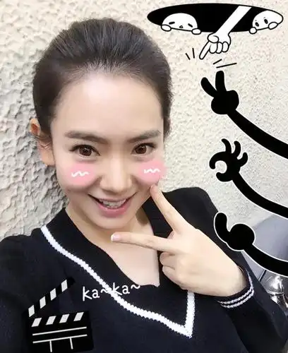 戚薇自拍示范,丸子头才是减龄神器