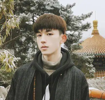 男生最新锅盖头发型打理技巧,轻松营造时尚帅气!_齐刘海