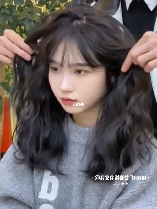 超显小的卷发适合多圆脸女孩子的发型