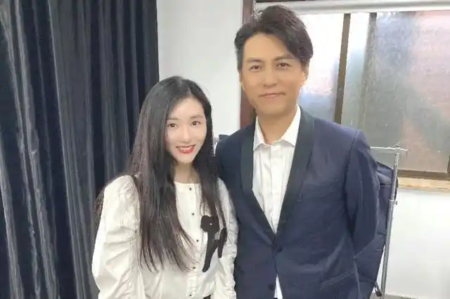 除了上面介绍的八位演员,扮演靳东助理的黄家婧也很出彩,但网上没有查