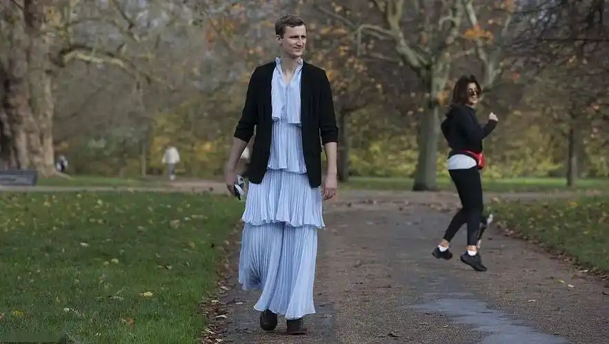 哈卷穿裙子被骂惨普通男生穿裙子上街会怎样这小哥做了个实验