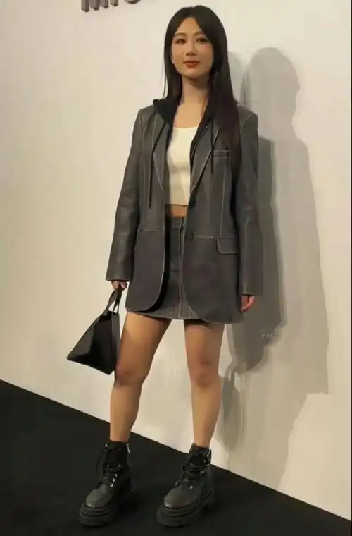 从被曝光的全身照中可以看到,身穿皮夹克套装的杨紫自然随性地站在