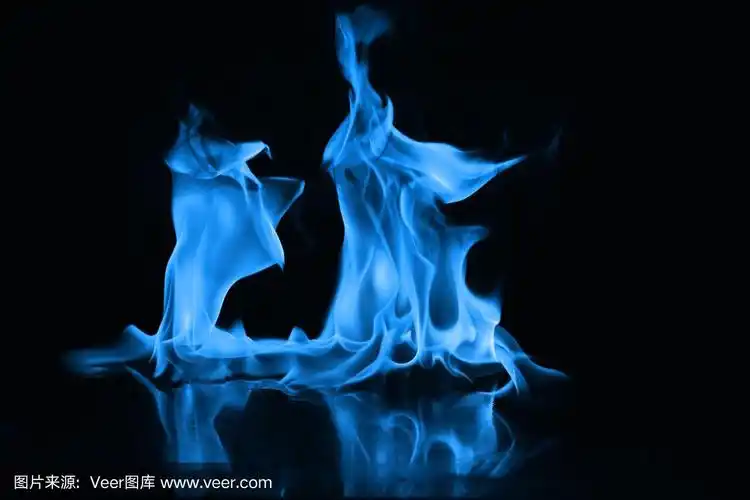 美丽的蓝色火焰火焰在黑色的背景