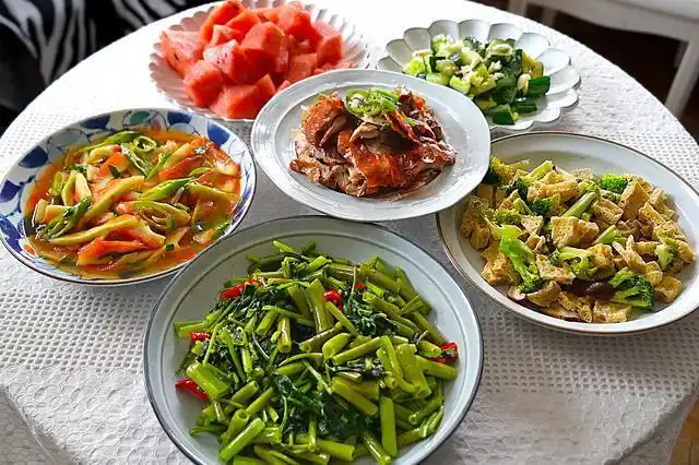 外甥女做的午餐,一桌素菜看似清淡却比大鱼大肉好吃,真会过日子